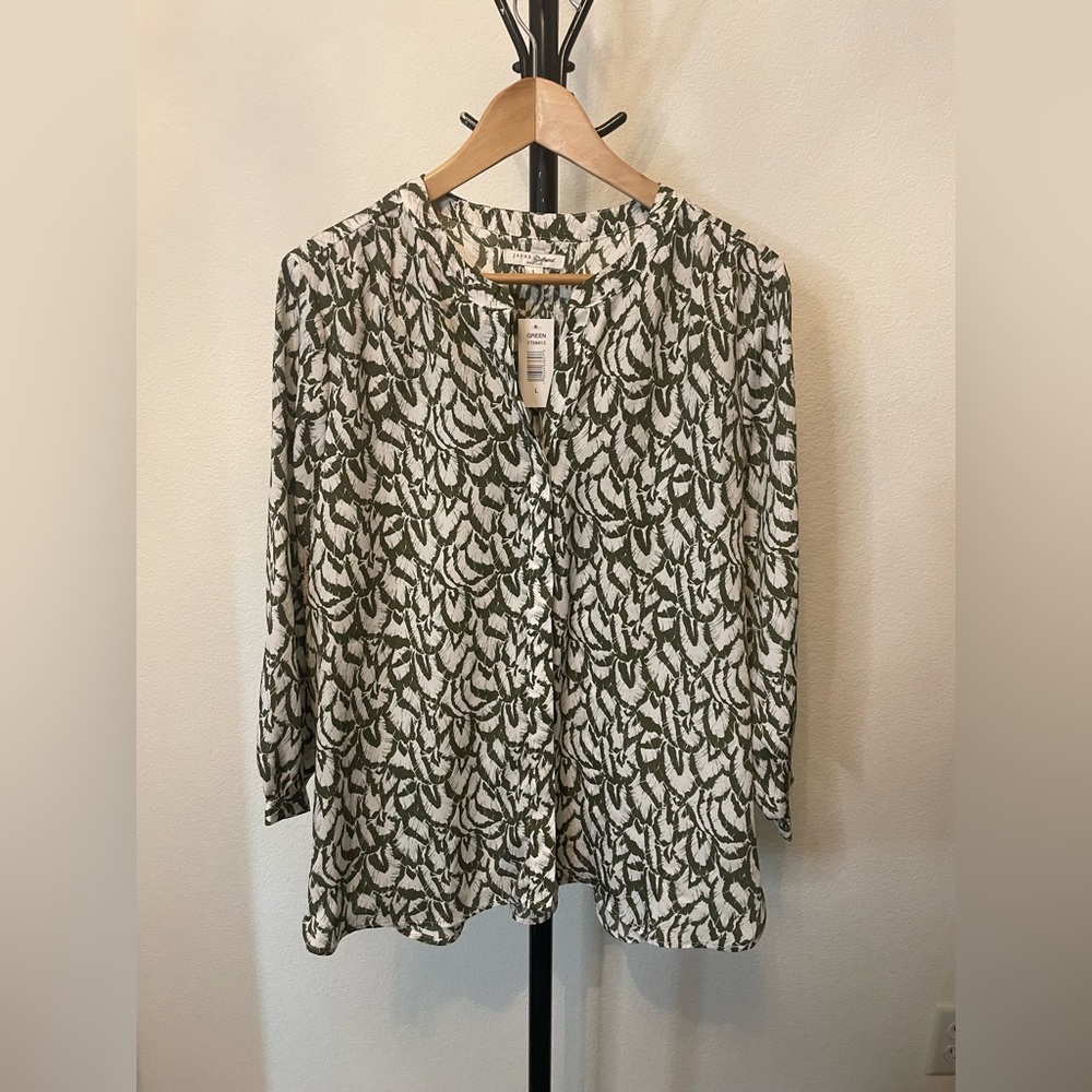 Jachs Girlfriend- NWT Green and White 3/4 Sleeve Blouse - Size large